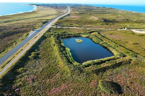 Das auf Sylt angebotene Grundstück umfasst den rechteckigen See und dessen Umgebung