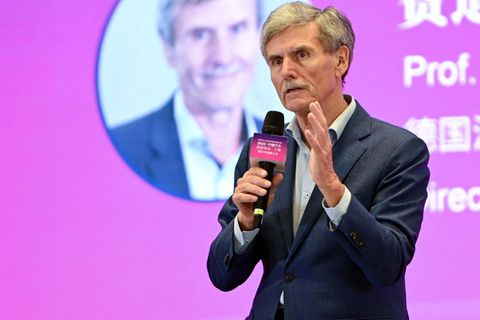 Prof. Ferdinand Dudenhöfer hält einen Vortag