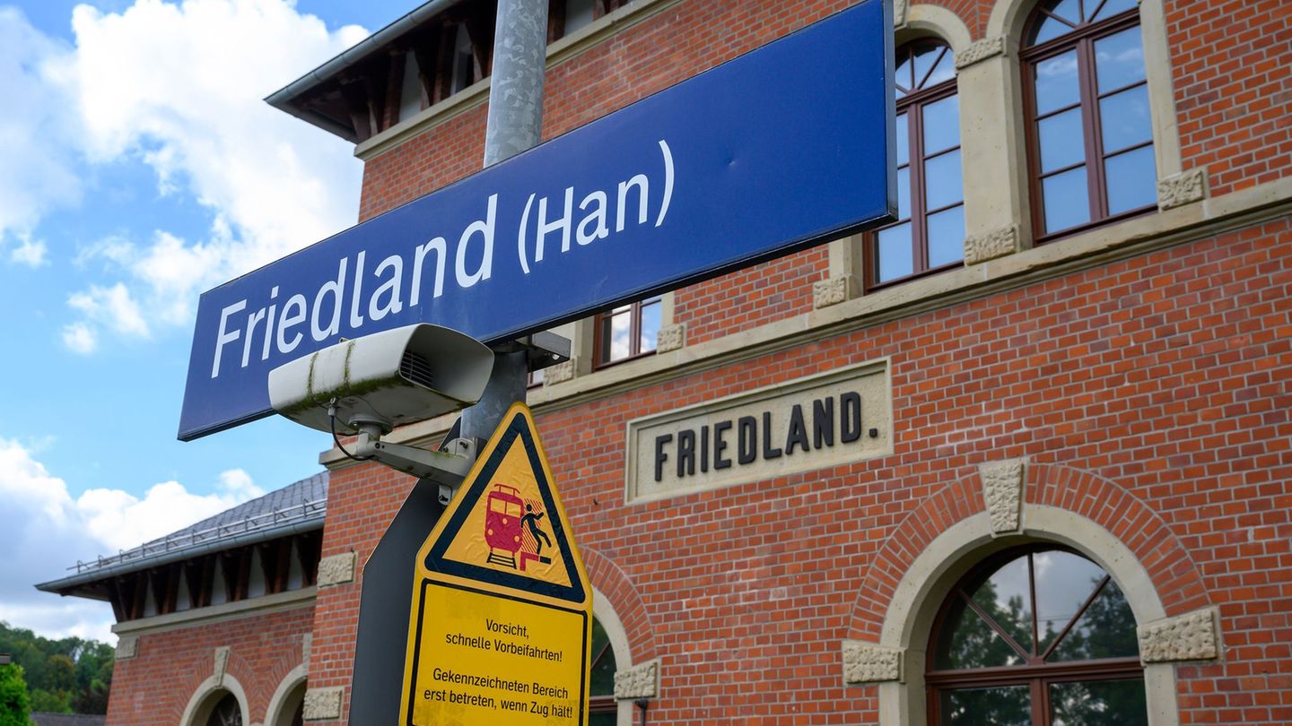 Der Bahnhof Friedland in Südniedersachsen: Hier starb am 11. August eine Jugendliche. (Archivbild) Foto: Swen Pförtner/dpa