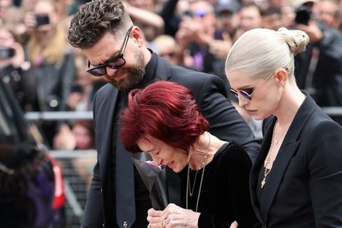 Jack Osbourne mit Mutter Sharon und Schwester Kelly bei der Beerdigung von Ozzy Osbourne in Birmingham.