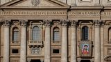 Vatikan. Arbeiter bringen das Porträt von Carlo Acutis am Petersdom in Rom an. Der Italiener war 2006 im Alter von 15 Jahren an Leukämie gestorben. Der Junge, der in London geboren wurde und dort lebte, war tiefgläubig und sammelte auf einer Website sogenannte Hostienwunder. Er erlangte große Bekanntheit und soll selbst zwei Wunder bewirkt haben, die von der katholischen Kirche anerkannt sind. Die Medien verpassten ihm den Namen "Influencer Gottes". Jetzt folgt am 7. September die Heiligsprechung