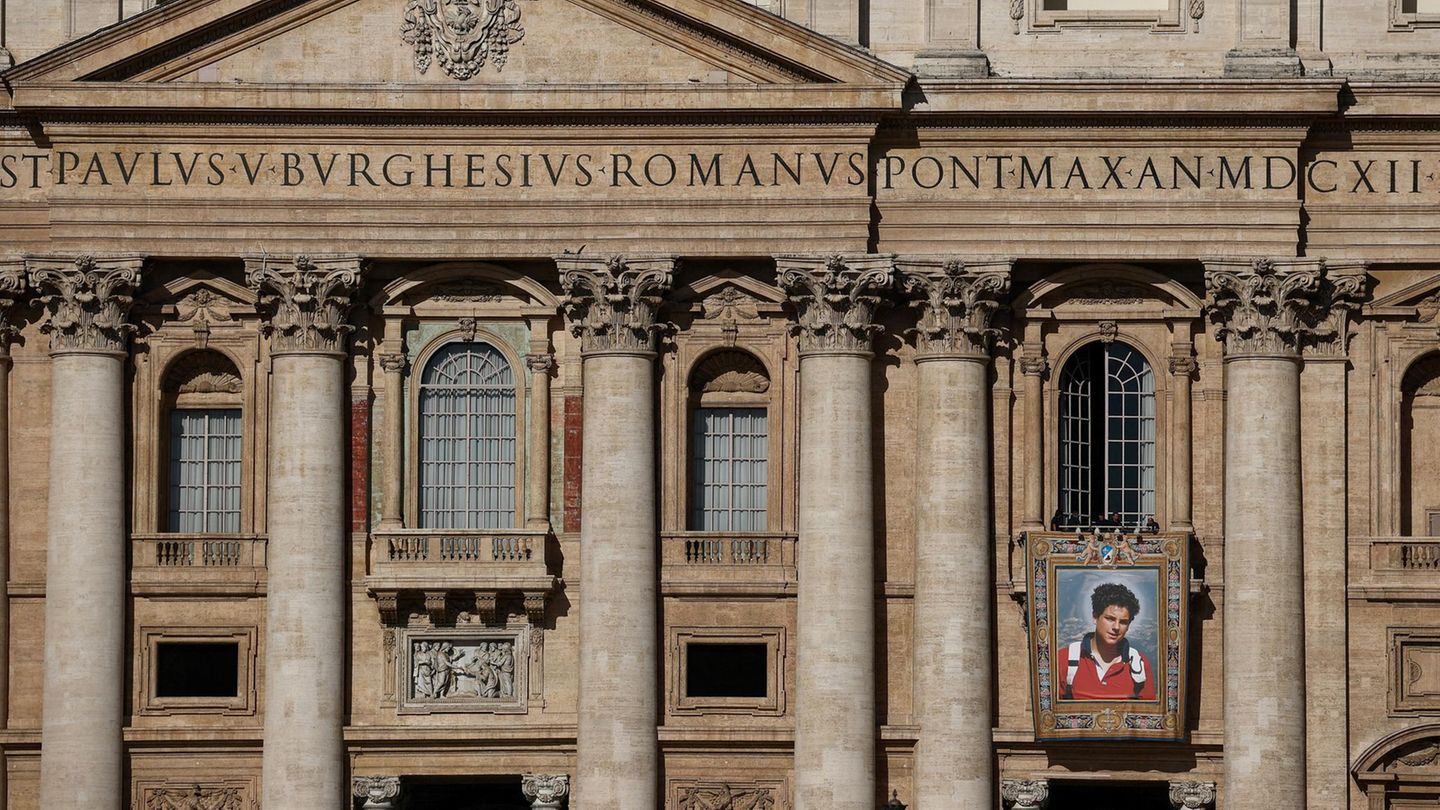 4. September: Influencer Gottes Vatikan. Arbeiter bringen das Porträt von Carlo Acutis am Petersdom in Rom an. Der Italiener war 2006 im Alter von 15 Jahren an Leukämie gestorben. Der Junge, der in London geboren wurde und dort lebte, war tiefgläubig und sammelte auf einer Website sogenannte Hostienwunder. Er erlangte große Bekanntheit und soll selbst zwei Wunder bewirkt haben, die von der katholischen Kirche anerkannt sind. Die Medien verpassten ihm den Namen "Influencer Gottes". Jetzt folgt am 7. September die Heiligsprechung