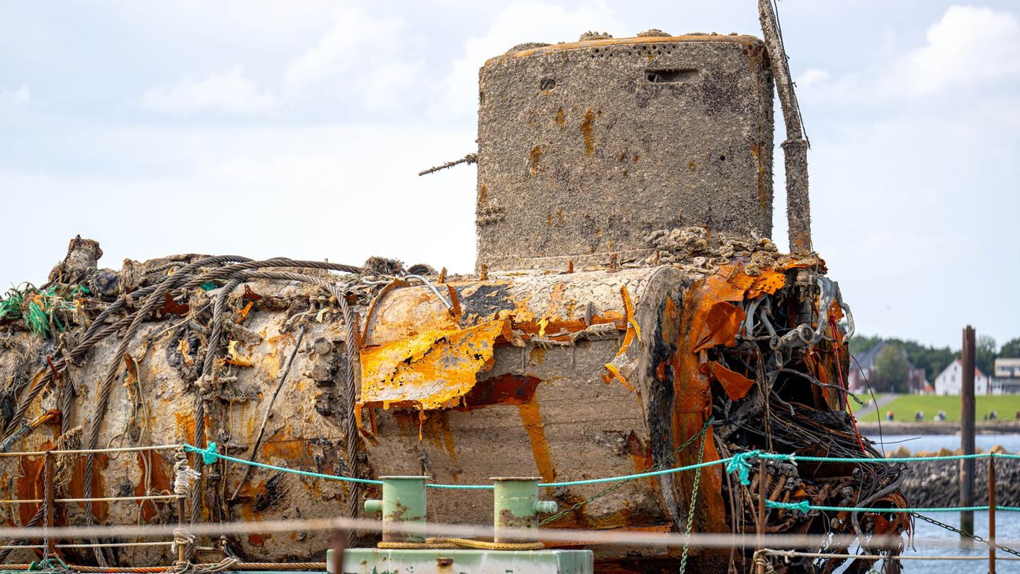 Experten haben ein deutsches U-Boot aus der Nordsee geborgen. Foto: Sina Schuldt/dpa