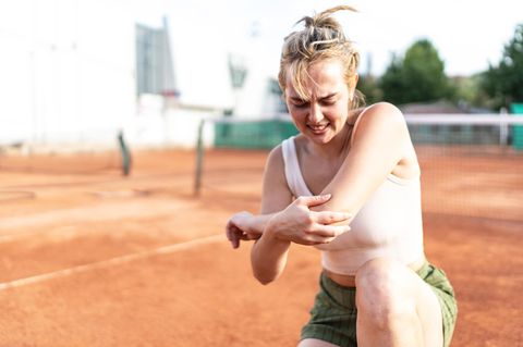 Tennisarm: Eine Frau hat Schmerzen im Ellenbogen