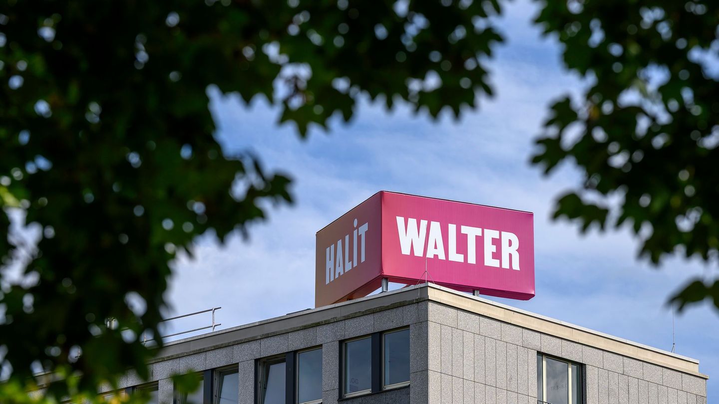 Die Namen schauen in verschiedene Richtungen und treffen sich in einem Winkel von 86 Grad. Foto: Swen Pförtner/dpa