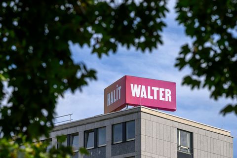 Die Namen schauen in verschiedene Richtungen und treffen sich in einem Winkel von 86 Grad. Foto: Swen Pförtner/dpa