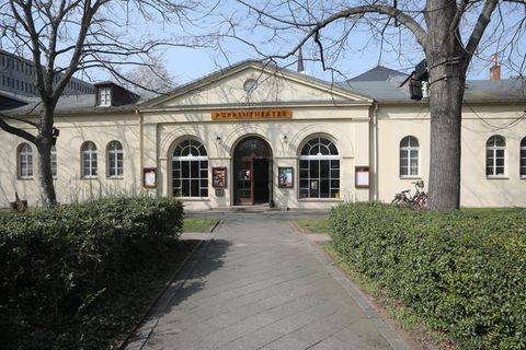 Nach der Sanierung öffnet das Geraer Puppentheater seine Tore (Archiv). Foto: Bodo Schackow/ZB/dpa