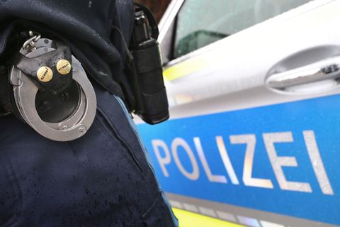 Teils lagen schon Haftbefehle gegen die Männer vor. (Symbolbild) Foto: Karl-Josef Hildenbrand/dpa