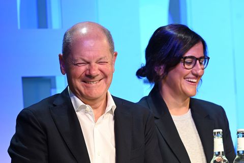 Scholz lobt den kostenfreien und niederschwelligen Zugang zur Bildung bei der HOOU. Foto: David Hammersen/dpa