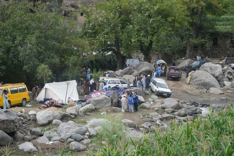 Blick auf ein provisorisches Notunterkunftslager nach dem Erdbeben in der afghanischen Provinz Kunar. Foto: Li Ang/XinHua/dpa