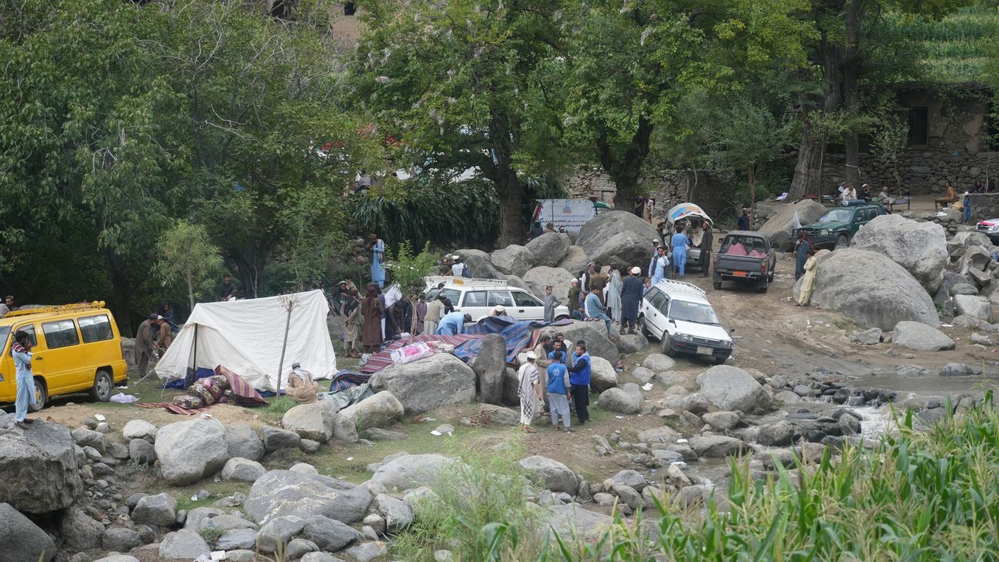 Blick auf ein provisorisches Notunterkunftslager nach dem Erdbeben in der afghanischen Provinz Kunar. Foto: Li Ang/XinHua/dpa