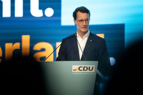 NRW-Ministerpräsident Hendrik Wüst (CDU) sieht die schnelle Integration von Flüchtlingskindern als große Herausforderung. Foto: