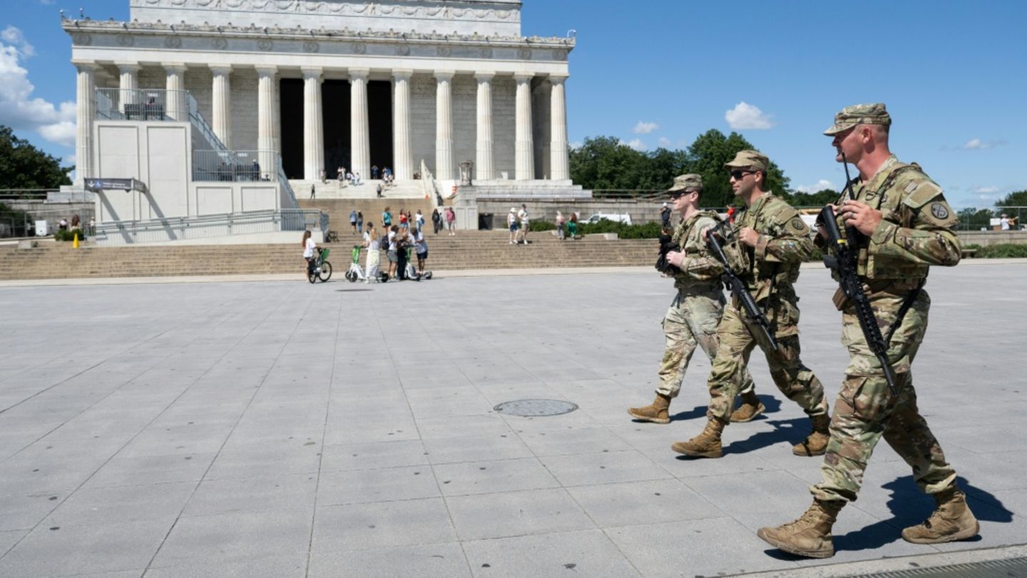 Die Nationalgarde patrouilliert vor dem Lincoln-Denkmal