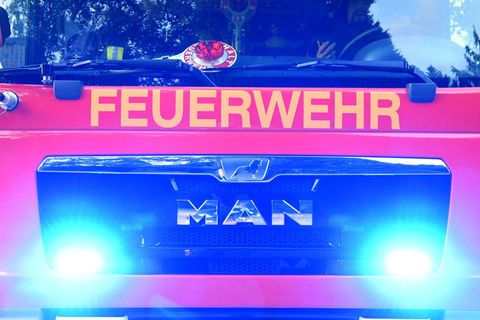 Ein Wohnungsbrand in Neumünster endete für zwei Feuerwehrkräfte im Krankenhaus. (Symbolbild) Foto: Carsten Rehder/dpa