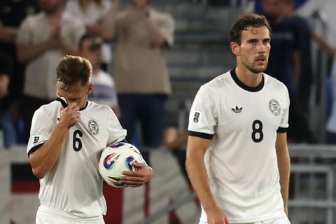 Müde Beine in der DFB-Elf: Joshua Kimmich (l.) und Leon Goretzka nach dem Gegentreffer zum 0:1