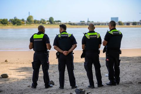 Auch Köln hat jetzt ein Badeverbot für den Rhein erlassen. (Archivbild) Foto: Christoph Reichwein/dpa