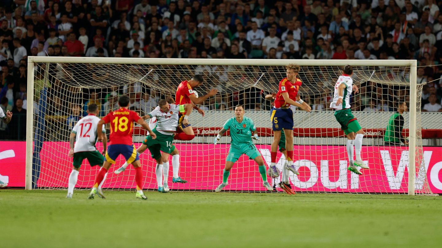 Spanien gewinnt souverän das Auftaktspiel in Bulgarien. Foto: Tony Uzunov/AP/dpa