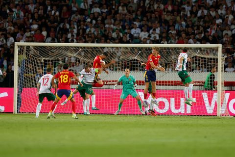 Spanien gewinnt souverän das Auftaktspiel in Bulgarien. Foto: Tony Uzunov/AP/dpa