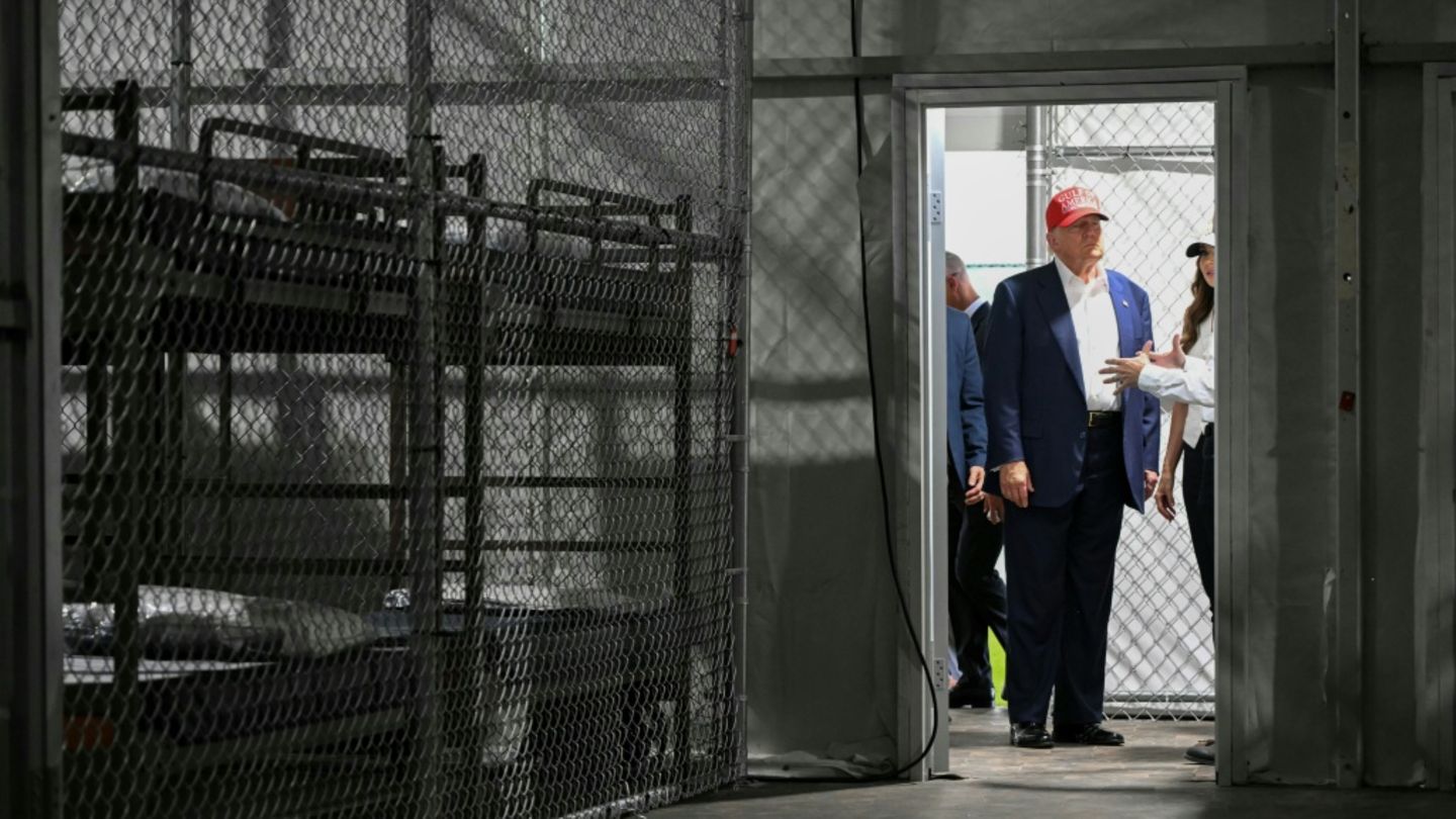 Trump bei seinem Besuch in dem Abschiebegefängnis