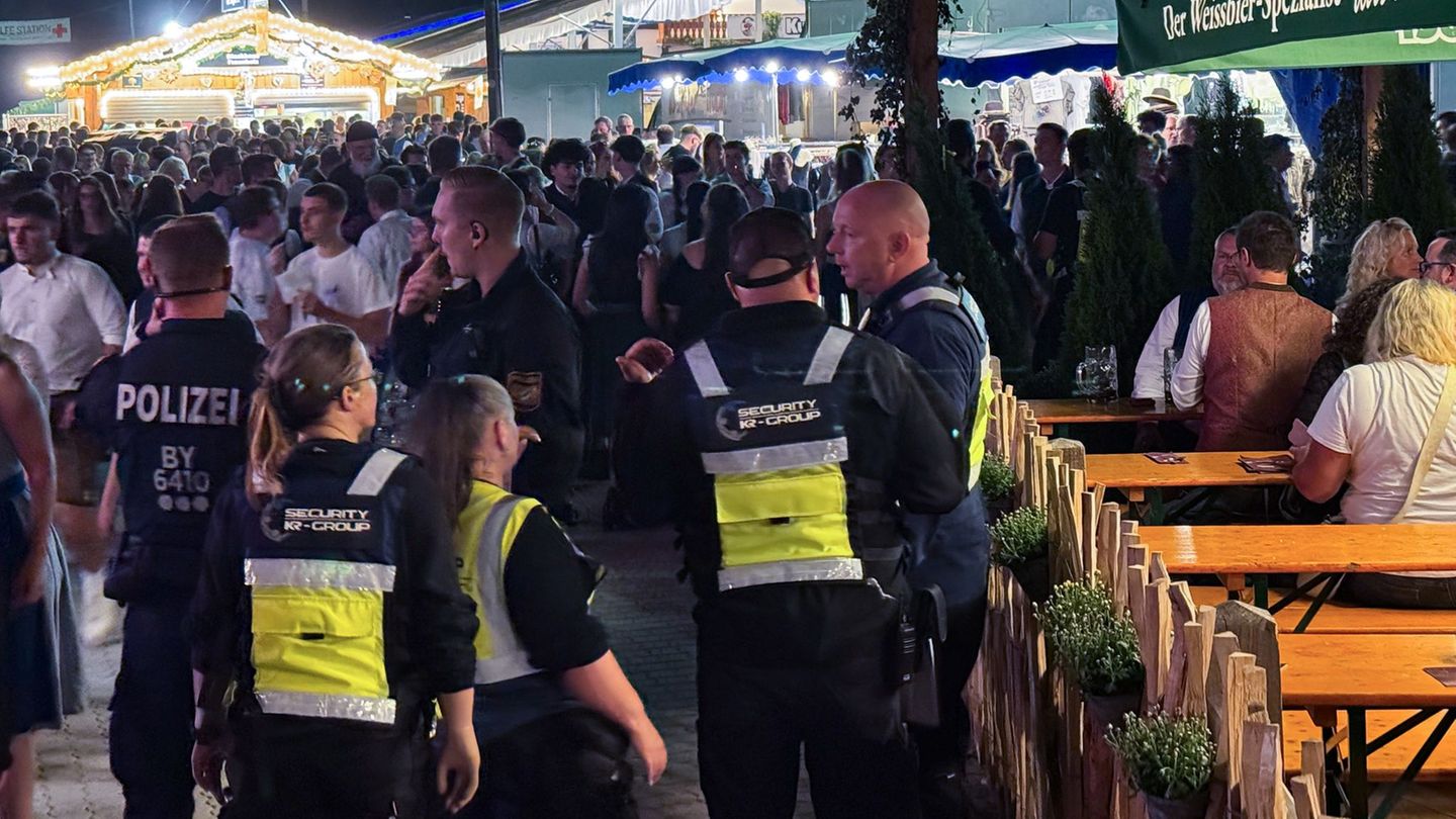 Mit Lautsprecherdurchsagen wurden Besucher des Gillamoos-Jahrmarkts vom Platz gewiesen. Foto: Sebastian Pieknik/NEWS5/dpa