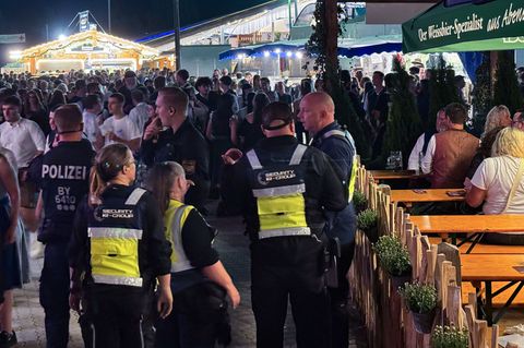 Mit Lautsprecherdurchsagen wurden Besucher des Gillamoos-Jahrmarkts vom Platz gewiesen. Foto: Sebastian Pieknik/NEWS5/dpa