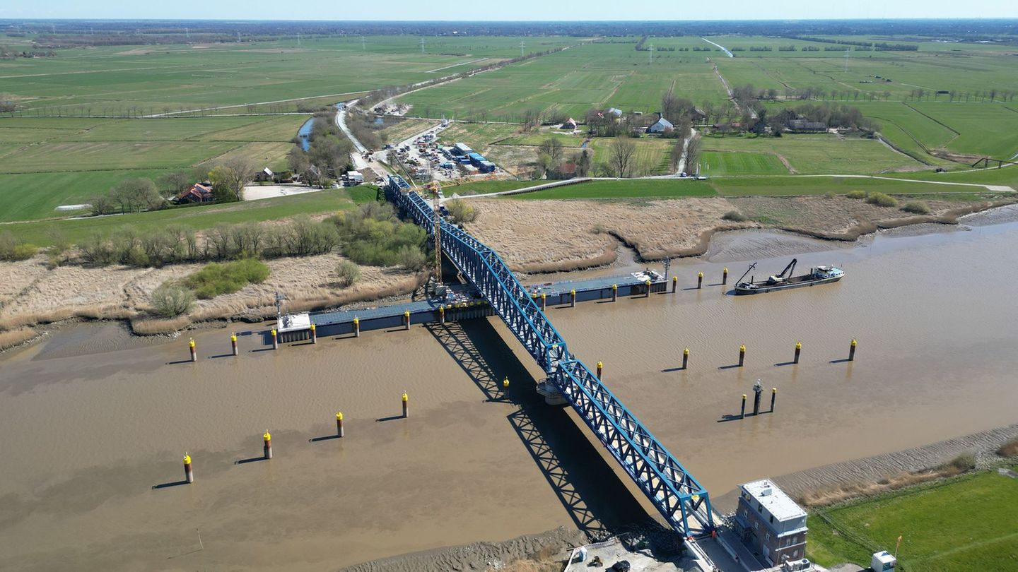 Die neue Friesenbrücke wird für Radfahrer und Fußgänger geöffnet – Züge können das Bauwerk bislang noch nicht passieren. (Archiv
