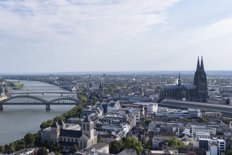 Rhein fließt durch Köln