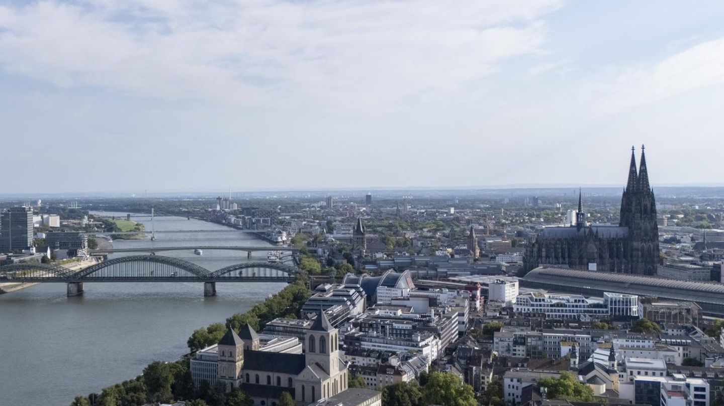 Rhein fließt durch Köln
