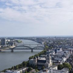 Rhein fließt durch Köln