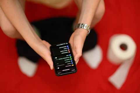 Jeder zehnte Befragte telefoniert gar auf dem Klo sitzend - und immerhin noch vier Prozent schauen, was sich in Dating-Apps so t