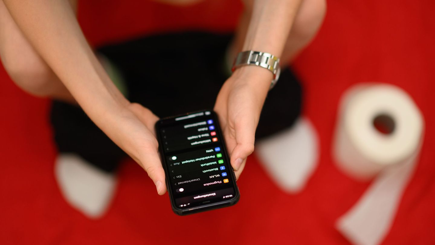 Jeder zehnte Befragte telefoniert gar auf dem Klo sitzend - und immerhin noch vier Prozent schauen, was sich in Dating-Apps so t