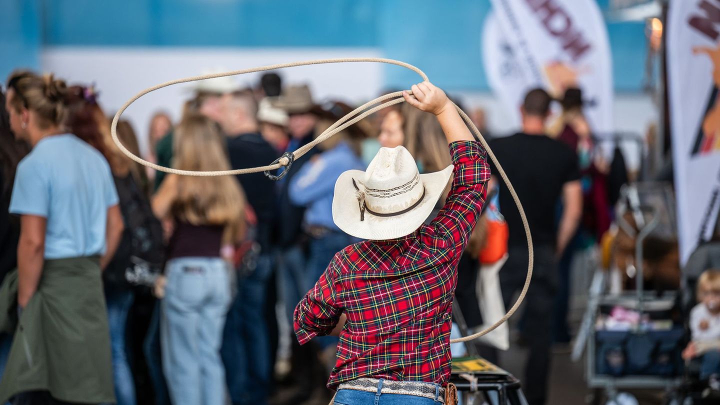 Auch jüngere Western-Fans zeigen beim Lasso-Werfen ihr Können. Foto: Silas Stein/dpa