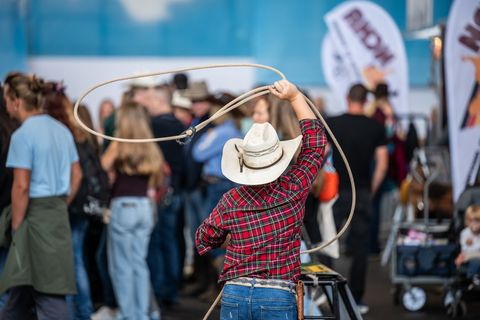 Auch jüngere Western-Fans zeigen beim Lasso-Werfen ihr Können. Foto: Silas Stein/dpa