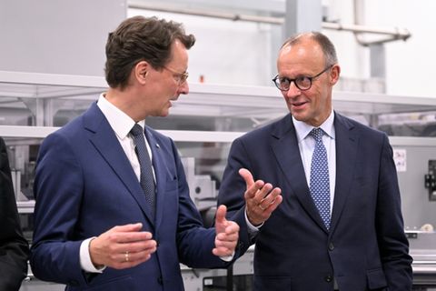 Bundeskanzler Merz (r.) und NRW-Ministerpräsident Wüst