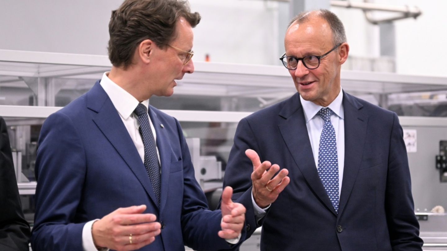 Bundeskanzler Merz (r.) und NRW-Ministerpräsident Wüst
