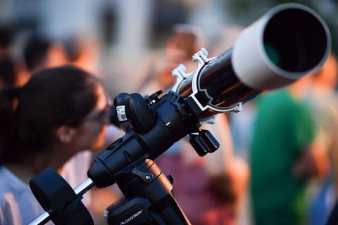 Manche beobachten die Mondfinsternis mit einem Teleskop. (Archivbild) Foto: Uwe Anspach/dpa