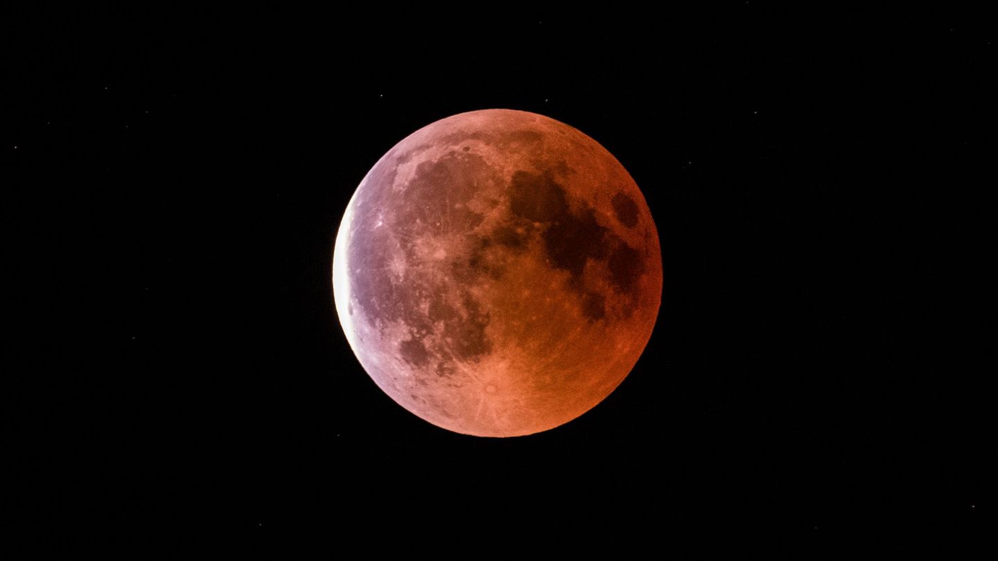 Während einer Mondfinsternis erscheint der Erdtrabant in rötlich-bräunlichen Tönen. (Archivbild) Foto: Silas Stein/dpa