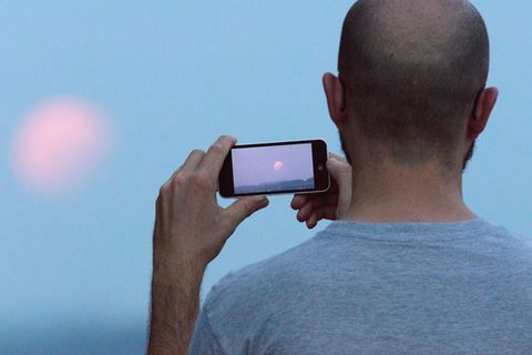 Auch mit einem einfachen Smartphone kann man Fotos von der Mondfinsternis machen. (Archivbild) Foto: picture alliance / Friso Ge