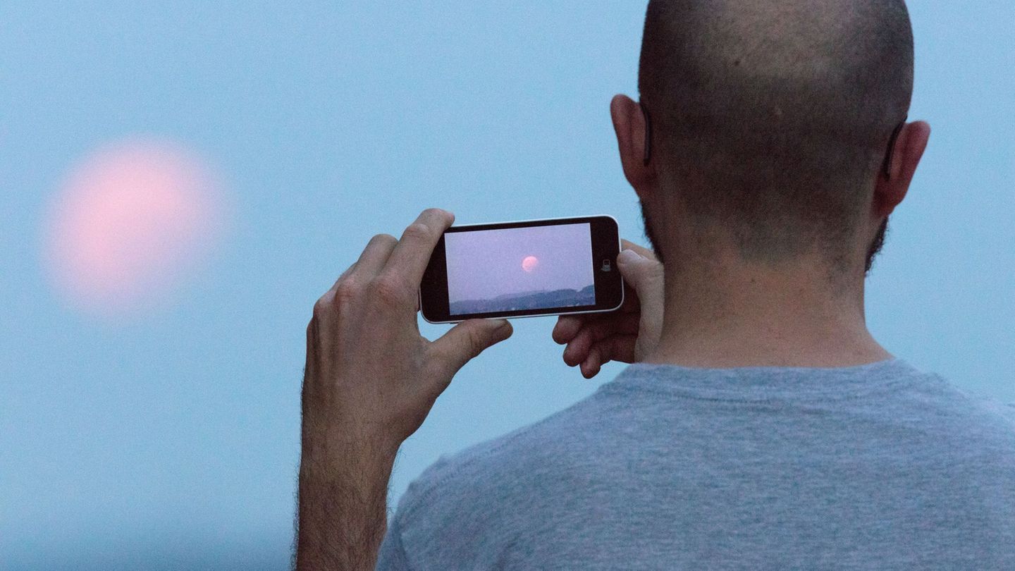 Auch mit einem einfachen Smartphone kann man Fotos von der Mondfinsternis machen. (Archivbild) Foto: picture alliance / Friso Ge