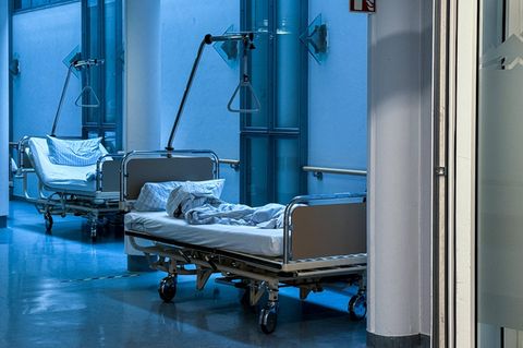 Betten auf einem Krankenhaus-Flur: Größter Kostenblock der Krankenkassen sind die Kliniken