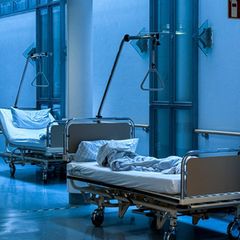 Betten auf einem Krankenhaus-Flur: Größter Kostenblock der Krankenkassen sind die Kliniken