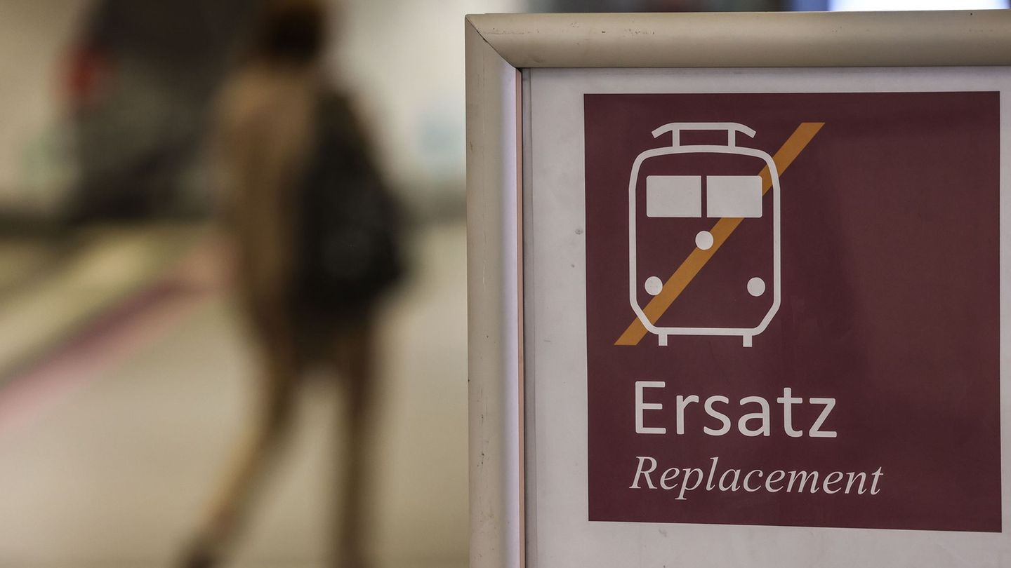 Im Bauzeitraum setzt die Bahn zwischen Essen, Bochum und Dortmund Ersatzbusse ein. (Archivbild) Foto: Oliver Berg/dpa