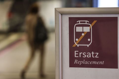 Im Bauzeitraum setzt die Bahn zwischen Essen, Bochum und Dortmund Ersatzbusse ein. (Archivbild) Foto: Oliver Berg/dpa