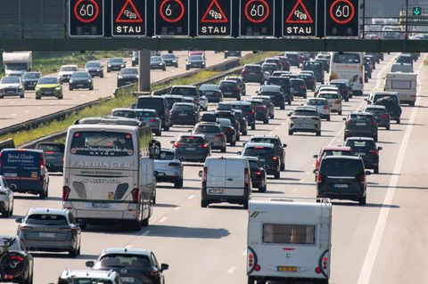 Auf den Autobahnen müssen Autofahrer am ersten Septemberwochenende viel Geduld mitbringen. (Archivfoto) Foto: Stefan Puchner/dpa