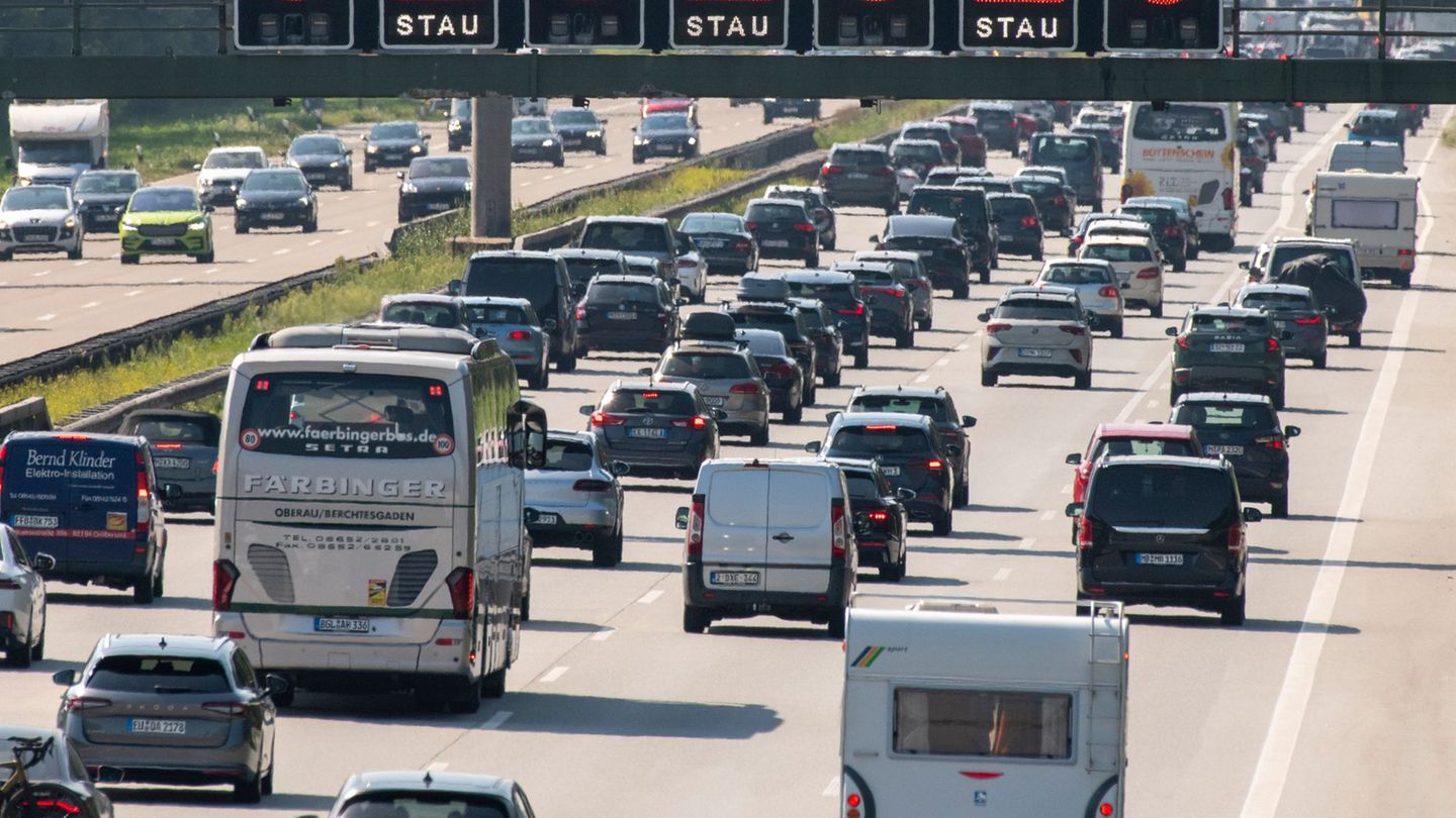 Auf den Autobahnen müssen Autofahrer am ersten Septemberwochenende viel Geduld mitbringen. (Archivfoto) Foto: Stefan Puchner/dpa
