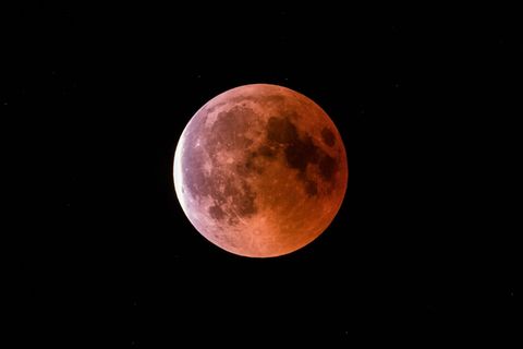 Ob man den Mond in Bayern am Sonntag so deutlich sehen kann, ist unklar. (Archivbild). Foto: Silas Stein/dpa