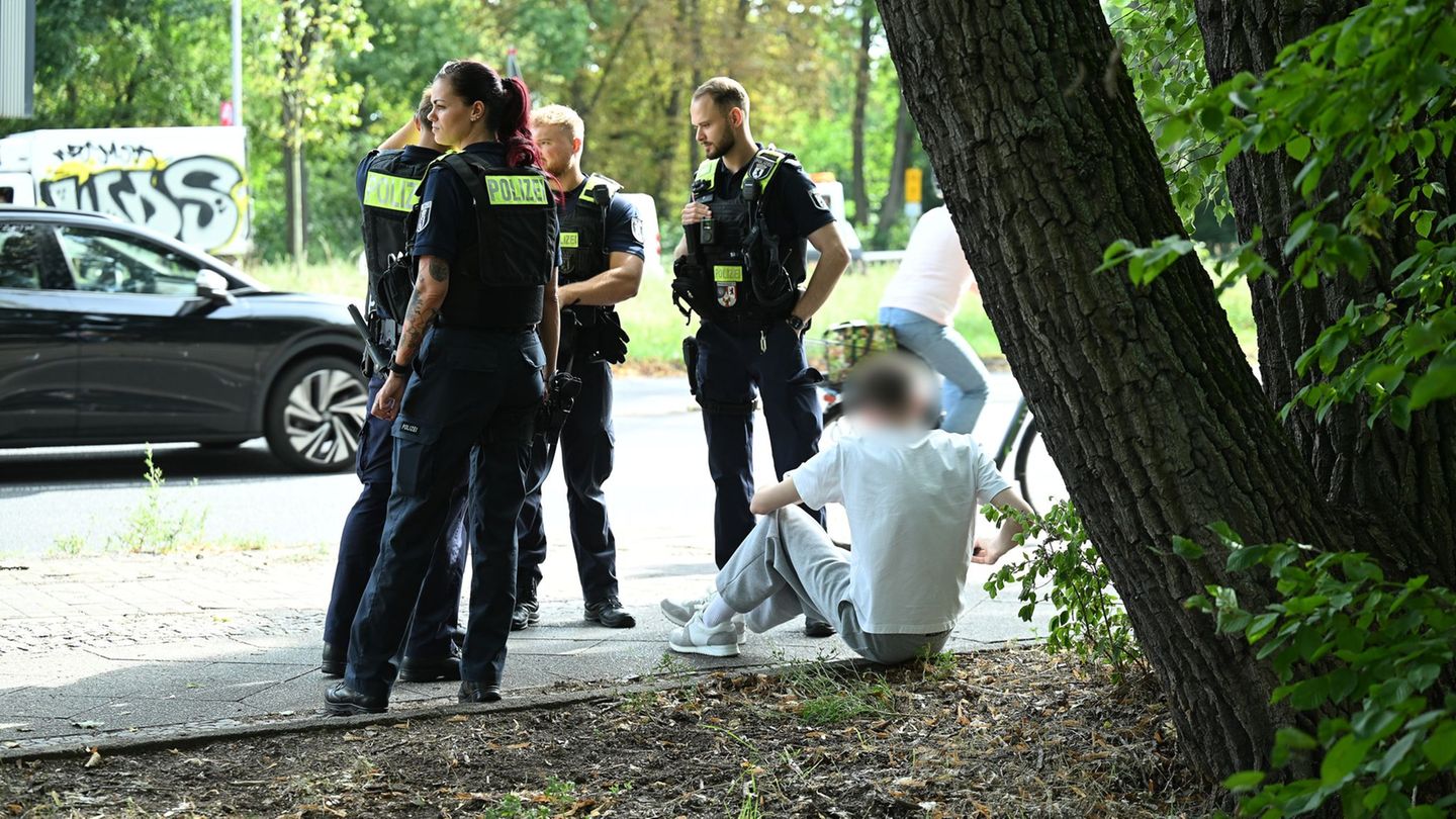 Die Polizei nahm den Fahrer des Wagens fest. Foto: Annette Riedl/dpa