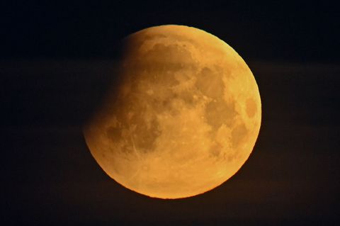 Bei einer Mondfinsternis leuchtet der Mond rötlich. (Archivbild) Foto: Patrick Pleul/dpa