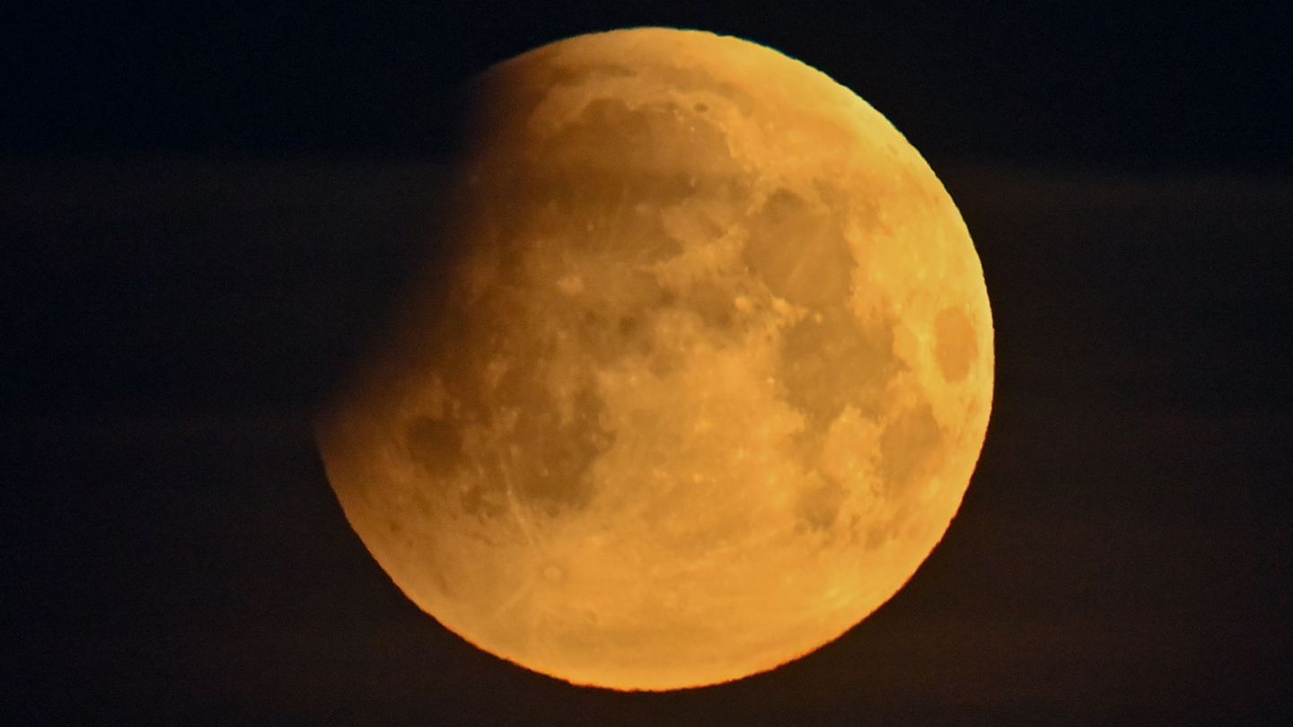 Bei einer Mondfinsternis leuchtet der Mond rötlich. (Archivbild) Foto: Patrick Pleul/dpa