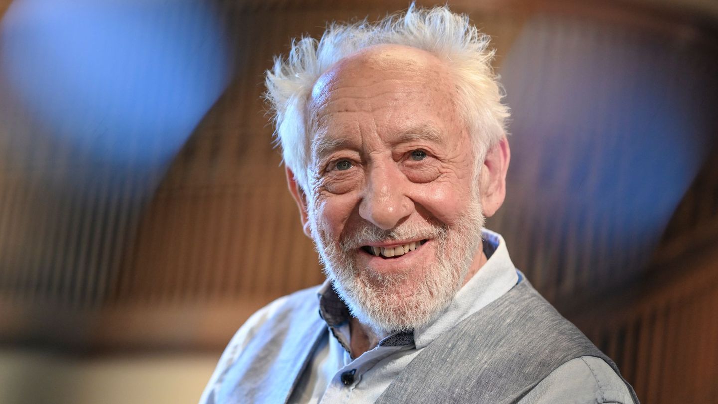 Dieter Hallervorden wird 90 und feiert seinen runden Geburtstag auf der Bühne. Foto: Jens Kalaene/dpa